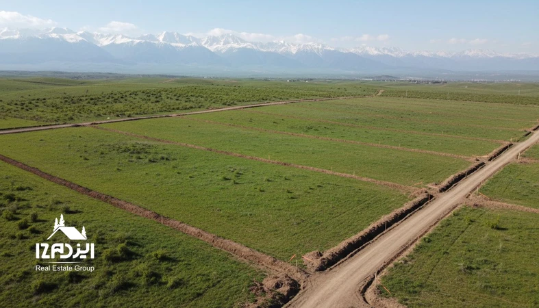 زمین قطعه بندی شده در مازندران با مرزبندی مشخص و مسیر دسترسی؛ تصویر مرتبط با راهنمای خرید زمین برای استفاده نسل بعد