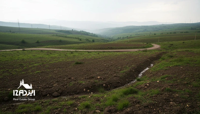 زمین در مازندران با نمایش شیب، خاک و مسیر دسترسی برای توضیح اشتباهات فنی در انتخاب زمین مناسب ساخت