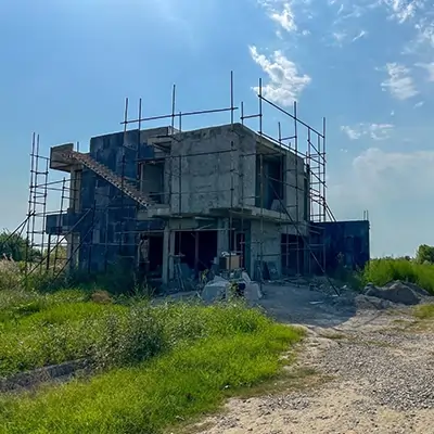 تصویر یک ویلای در حال ساخت در زمین های شمال