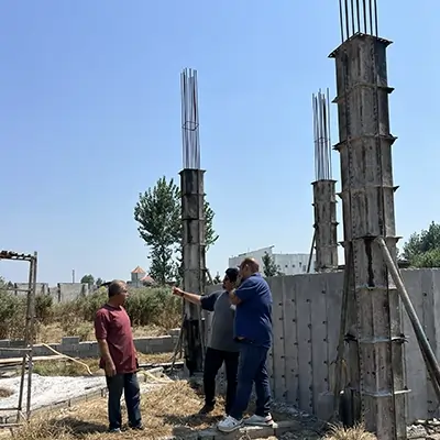 مهندس مهدی یزدانی، مدیرعامل گروه ایزدملک، در حال گفت و گو با مهندسین در حال اجرا