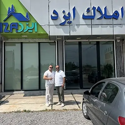 مهندس مهدی یزدانی، مدیرعامل گروه ایزدملک در نمایی از شرکت دفتر ایزدملک