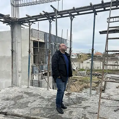 مهندس مهدی یزدانی، مدیرعامل گروه ایزدملک در حال تماشای ساخت ویلا در مازندران