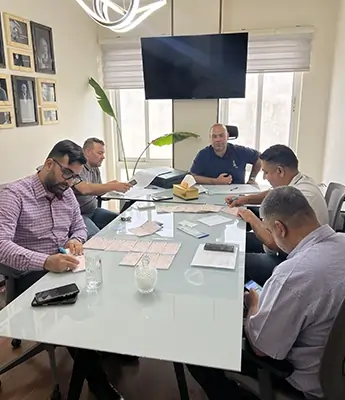 مهندس مهدی یزدانی، مدیرعامل گروه ایزدملک در جلسه کاری