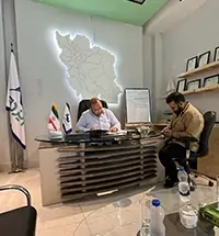 مهندس مهدی یزدانی، مدیرعامل گروه ایزدملک در حال گفت و گو با مشتری برای خرید و فروش زمین