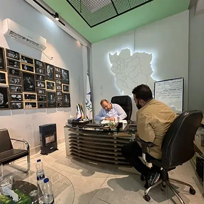 مهندس مهدی یزدانی، مدیرعامل گروه ایزدملک درحال ثبت قرارداد فروشض زمین در مازندارن