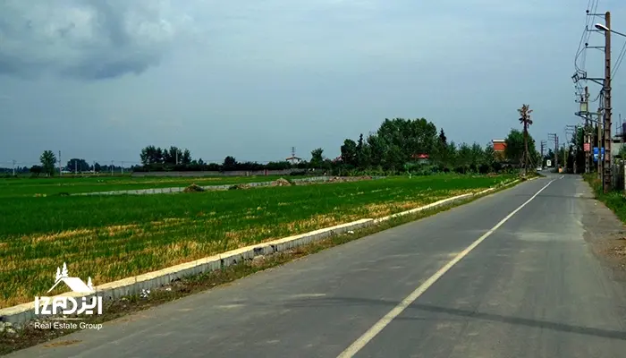 زمین کشاورزی کنار جاده در مازندران برای بررسی کاربری، حریم راه و قوانین ساخت ویلا در شمال ایران